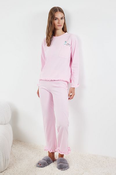 Trendyol Collection Σετ πιτζάμες με στάμπα ανοιχτό ροζ - Λεπτομέρεια με τσέπη και βολάν, Thmaw25pt00019