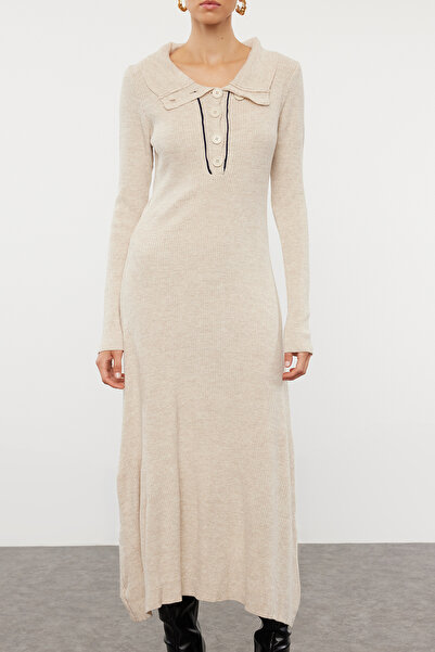 Trendyol Collection Pletené pruhované midi šaty - detail paspulky, barva kamene Twoaw25El00007