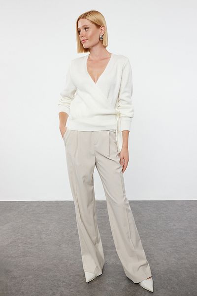 Trendyol Collection Weicher, strukturierter, zweireihiger Strickpullover in Ecru – TWOAW24KZ00181