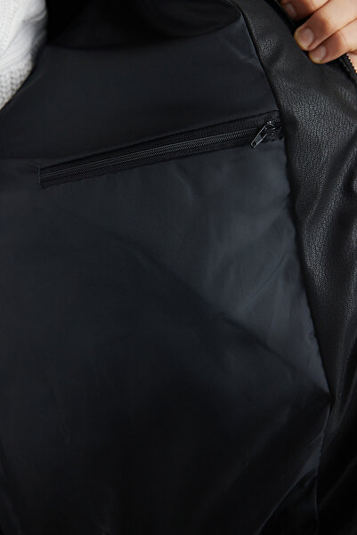 Trendyol Collection Zimní kabát z umělé kůže – černý Regular Fit, kožešinový límec TMNAW25MO00020