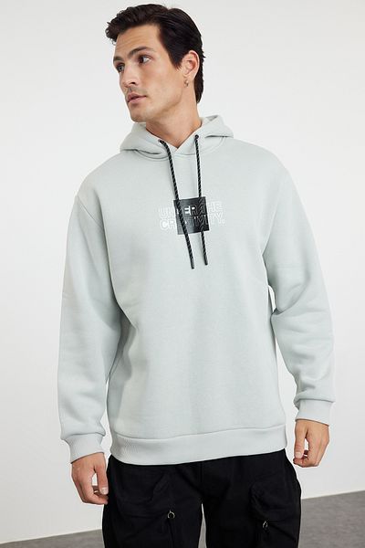 Trendyol Collection Graues, übergroßes/breit geschnittenes Kapuzen-Sweatshirt aus 100 % Baumwolle mit langen Ärmeln und Textdruck auf der Rückseite TMNAW24SW00220