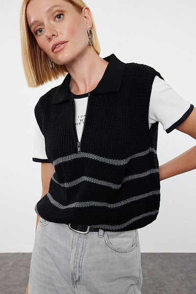 Trendyol Collection Schwarzer gestreifter Strickpullover mit Polokragen und Reißverschluss TWOAW23SV0007