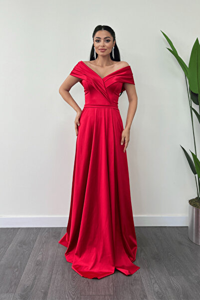 giyimmasalı Βραδινό φόρεμα από σατέν ύφασμα με λαιμόκοψη καγιάκ - Κόκκινο