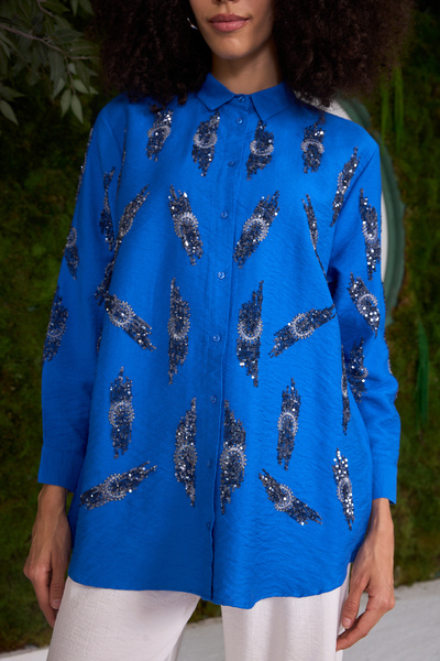 MİA NOURA قميص مطرز بالترتر - أمامي وأكمام