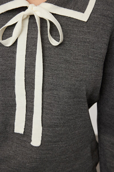 Trendyol Collection Anthrazitfarbener Strickpullover mit Blockschleife und detailliertem Band – TWOAW23KZ0039