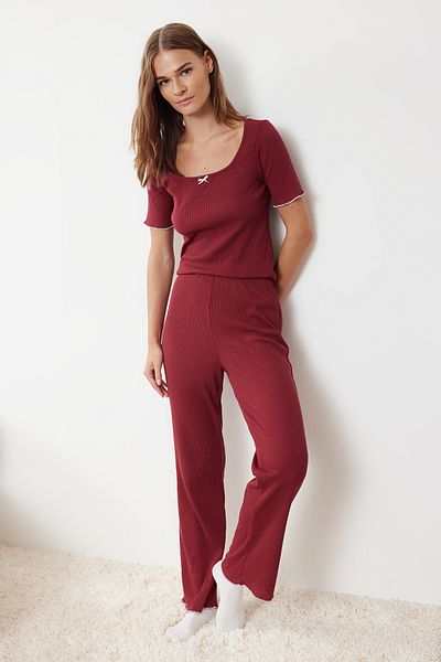 Trendyol Collection Weinrotes Baby-Pyjama-Set aus gerippter Baumwolle mit Overlock- und Banddetails THMAW25PT00027