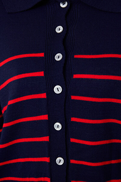 Trendyol Collection Polo límec námořnicky modrý pruhovaný pletený svetr - TWOAW22HI0241