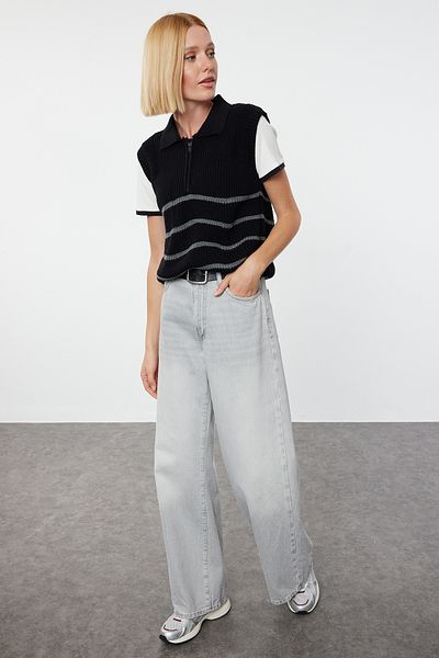 Trendyol Collection Schwarzer gestreifter Strickpullover mit Polokragen und Reißverschluss TWOAW23SV0007