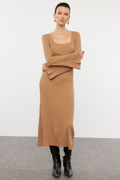 Trendyol Collection Pletené šaty Camel Midi - základní detail rukávu TWOAW24EL00117