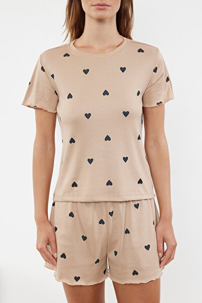 Trendyol Collection Bézs szív szlogen nyomott kötött pizsama szett elasztikus bordás rövidnadrággal THMSS24PT00220