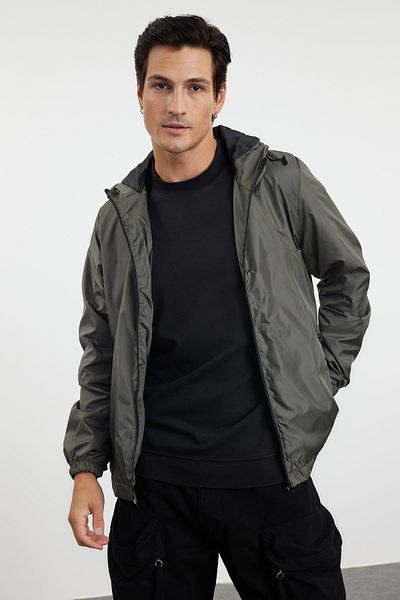 Trendyol Collection Khakifarbener Regenmantel mit Kapuze, Windjacke – reguläre Passform, saisonale Jacke TMNAW25MO00026