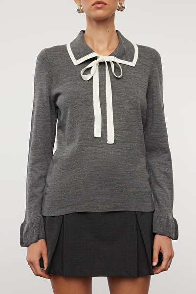 Trendyol Collection Anthrazitfarbener Strickpullover mit Blockschleife und detailliertem Band – TWOAW23KZ0039