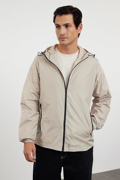 Trendyol Collection Steinfarbene Kapuzenjacke für die Saison – Regenmantel und Windjacke mit detaillierten Details TMNAW25MO00026