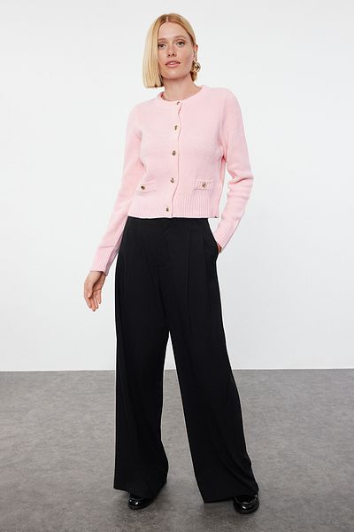 Trendyol Collection Premium Pink Crop Knitwear Cardigan – Taschendetail, Spezialgarn TWOAW24HI00051