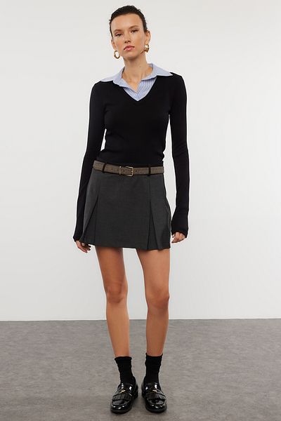 Trendyol Collection Schwarze Strickbluse mit Hemdkragen und gewebten Details, normale Passform TWOAW25BZ00035
