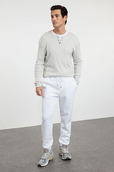 Trendyol Collection Weiße Unisex-Fleece-/Warmhalte-Jogginghose – elastisches Bein, reguläre Passform TMNAW22EA0346