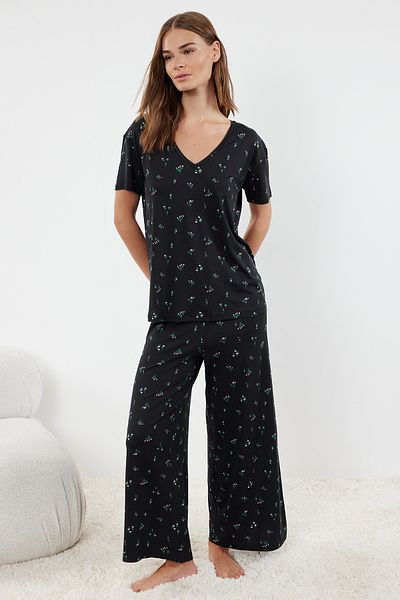 Trendyol Collection Színes virágmintás fekete kötött pizsama szett - THMSS24PT00231