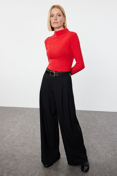Trendyol Collection Premium-Strickpullover in Rot – Stehkragen, Spezialgarn TWOAW25KZ00030