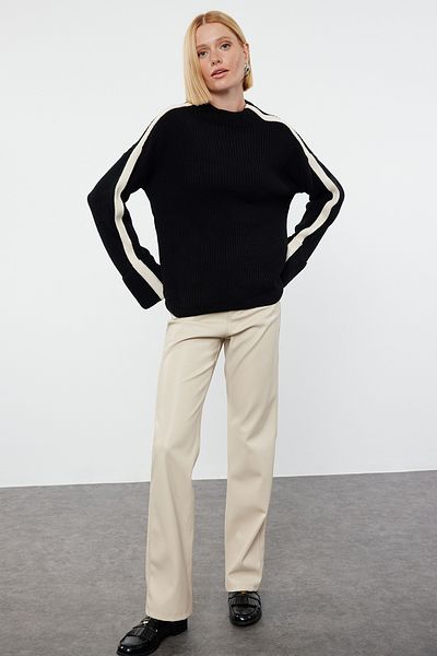 Trendyol Collection Czarny sweter z dzianiny o szerokim kroju – z założonymi rękawami TWOAW24KZ00663