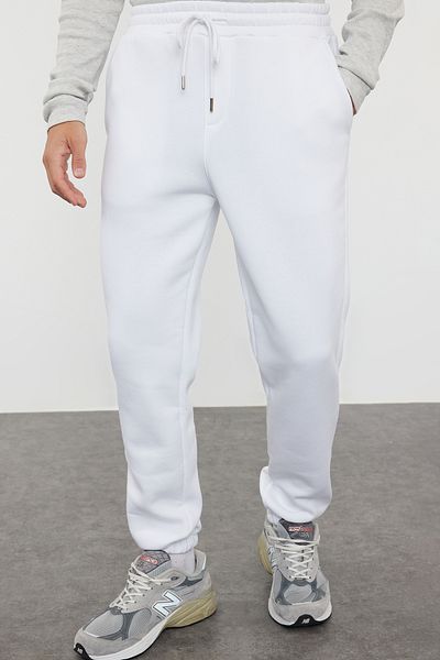 Trendyol Collection Weiße Unisex-Fleece-/Warmhalte-Jogginghose – elastisches Bein, reguläre Passform TMNAW22EA0346