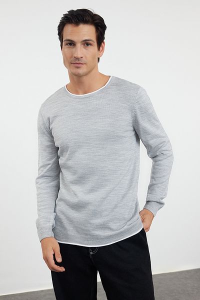 Trendyol Collection Grauer Slim-Fit-Slim-Fit-Pullover mit kontrastierendem Kragen für Herren TMNAW21KZ2499