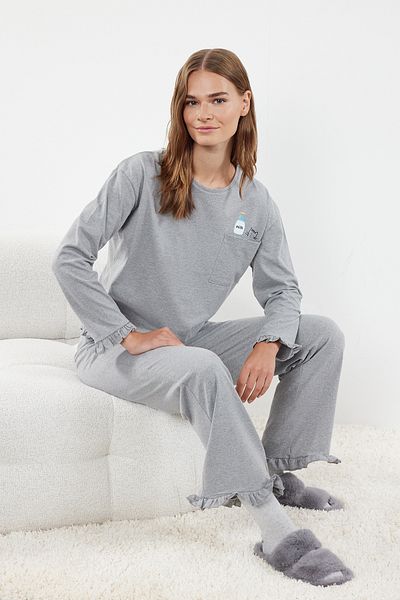 Trendyol Collection Šedá pyžamová souprava s potiskem melanže s kapsou a detailem volánku - Thmaw25pt00019