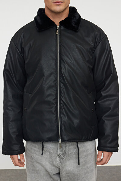 Trendyol Collection Zimní kabát z umělé kůže – černý Regular Fit, kožešinový límec TMNAW25MO00020