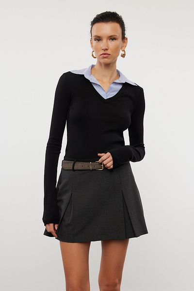 Trendyol Collection Schwarze Strickbluse mit Hemdkragen und gewebten Details, normale Passform TWOAW25BZ00035