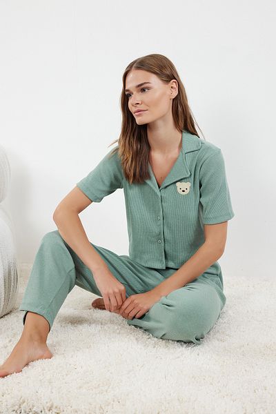 Trendyol Collection Pletená pyžamová souprava se šňůrou – výšivka mátového medvídka, THMSS21PT0168