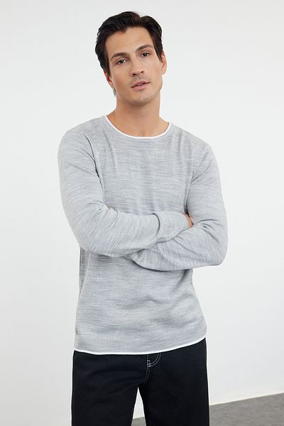 Trendyol Collection Grauer Slim-Fit-Slim-Fit-Pullover mit kontrastierendem Kragen für Herren TMNAW21KZ2499
