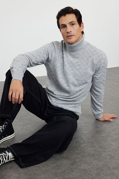Trendyol Collection Grauer Rollkragenpullover aus strukturierter Strickware für Herren