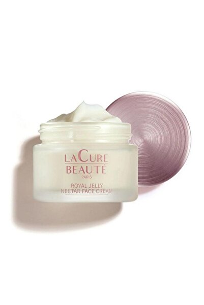 La Cure Beaute Mineral özler ve arı sütü içeren formülü ile cildi nemlendirme...