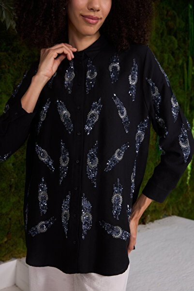 MİA NOURA قميص مقاس كبير مع تفاصيل مطرزة - تصميم أمامي وأكمام مطرزة