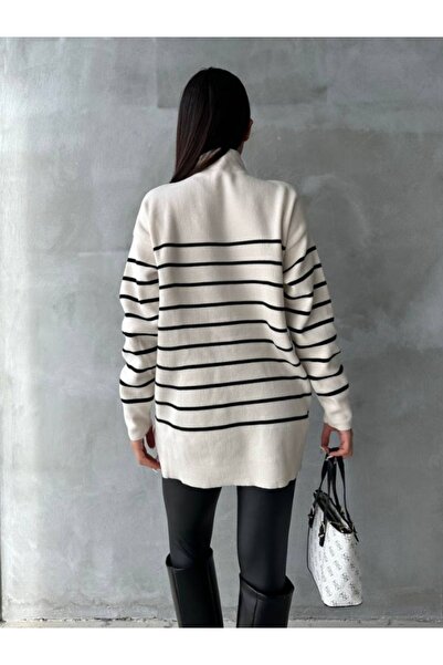 lovebox Tricoturi Pulover de damă - model în dungi, jumătate de gât țesut, detaliu cu nasturi metalici 105