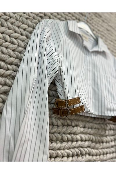 AB LOOKS Sezon nou - Cămașă crop din popelin cu dungi albe și negre, cu centură dublă și buzunar la piept