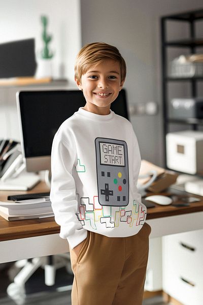 TRENDYOLKIDS سويت شيرت محبوك موسمي للأولاد Ecru*002 - نمط ألعاب رقيق TKDAW25SW00007
