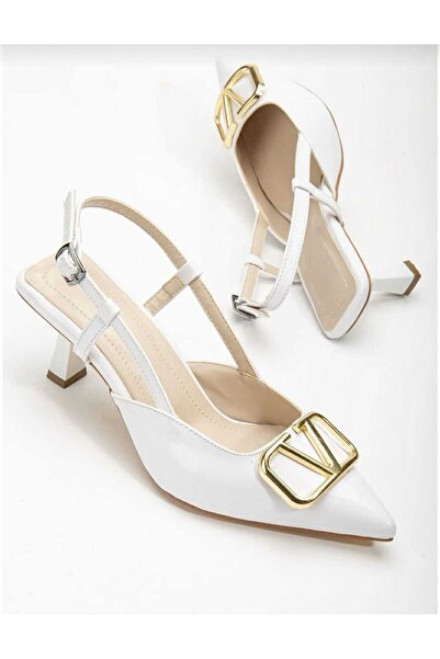 Dira حذاء بكعب رفيع ومزين بإبزيم من الجلد باللون الأبيض