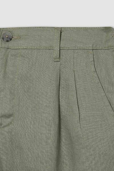 DeFacto Normal geschnittene, kurz geschnittene Leinen-Sommerstoffhose mit doppeltem Bein C1826ax24sm