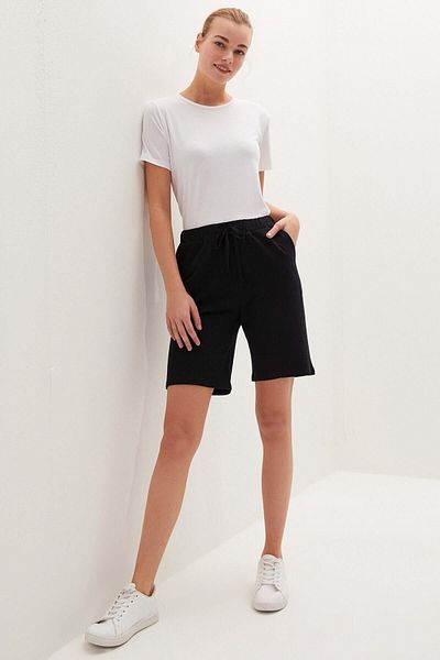 LC Waikiki Γυναικείο μαύρο σορτς βερμούδας από το Your Fashion Style Basic ελαστική μέση ίσια τσέπη Λεπτομέρεια βαμβακερή