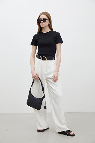 Manuka ΤΑΙΡΙΑΖΕΙ ΜΕ ΚΟΝΤΟ ΜΑΝΙΚΙ FIT ΣΩΜΑ ΜΑΥΡΟ