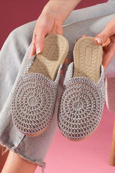 FUGA MODA Papuci de casă în față închise, brodați cu paie, gri Ottawa