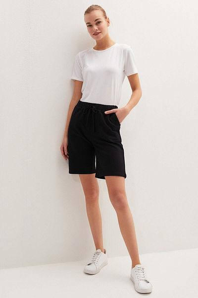 LC Waikiki Γυναικείο μαύρο σορτς βερμούδας από το Your Fashion Style Basic ελαστική μέση ίσια τσέπη Λεπτομέρεια βαμβακερή