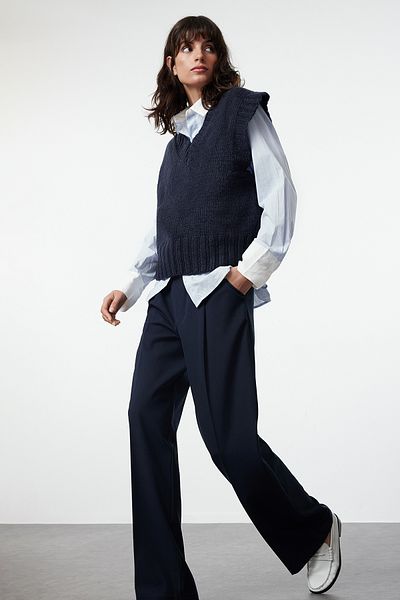 Trendyol Collection Sötétkék puha textúrájú V-nyakú kötöttáru pulóverek TWOAW23SV00149