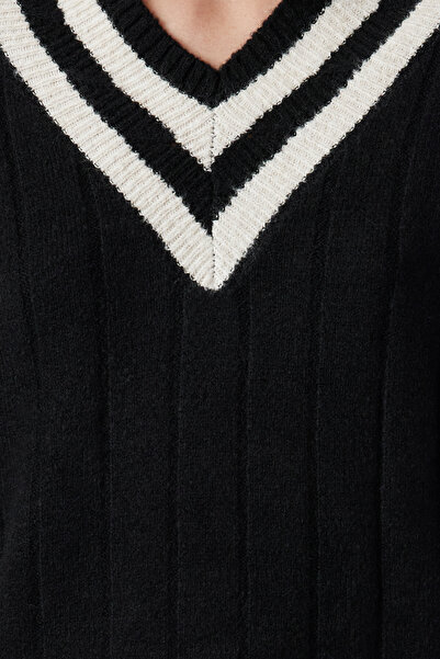 Trendyol Collection Pletený svetr s černým výstřihem do V – měkká textura Twoaw25Kz00206