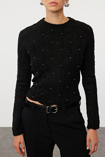 Trendyol Collection Černý pletený svetr s jemnou texturou - Stone Embroideed Twoaw25Kz00148