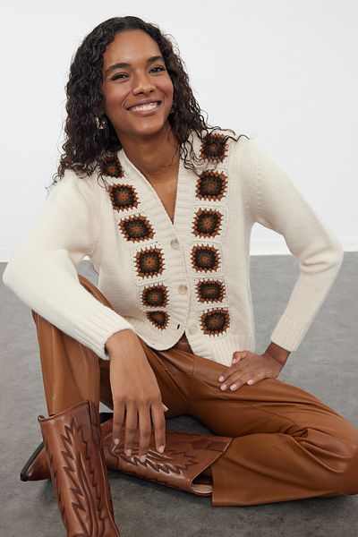 Trendyol Collection Weich strukturierter Strick-Cardigan mit Häkel-Detail – TWOAW25HI00196