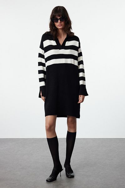 Trendyol Collection Μαύρο ριγέ μίνι πλεκτό φόρεμα με απαλή υφή TWOAW25EL00074