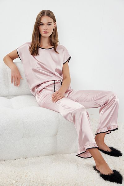 Trendyol Collection Σετ σατέν υφαντό πιτζάμα με ροζ βολάν, δέσιμο και λεπτομέρεια σωληνώσεων THMAW25PT00046