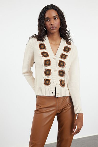 Trendyol Collection Weich strukturierter Strick-Cardigan mit Häkel-Detail – TWOAW25HI00196