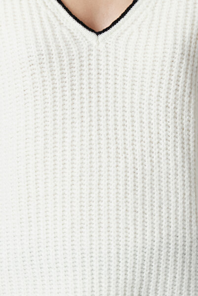 Trendyol Collection Wide Fit Ecru Knitwear Sweater - Soft Textured TWOAW25KZ00224